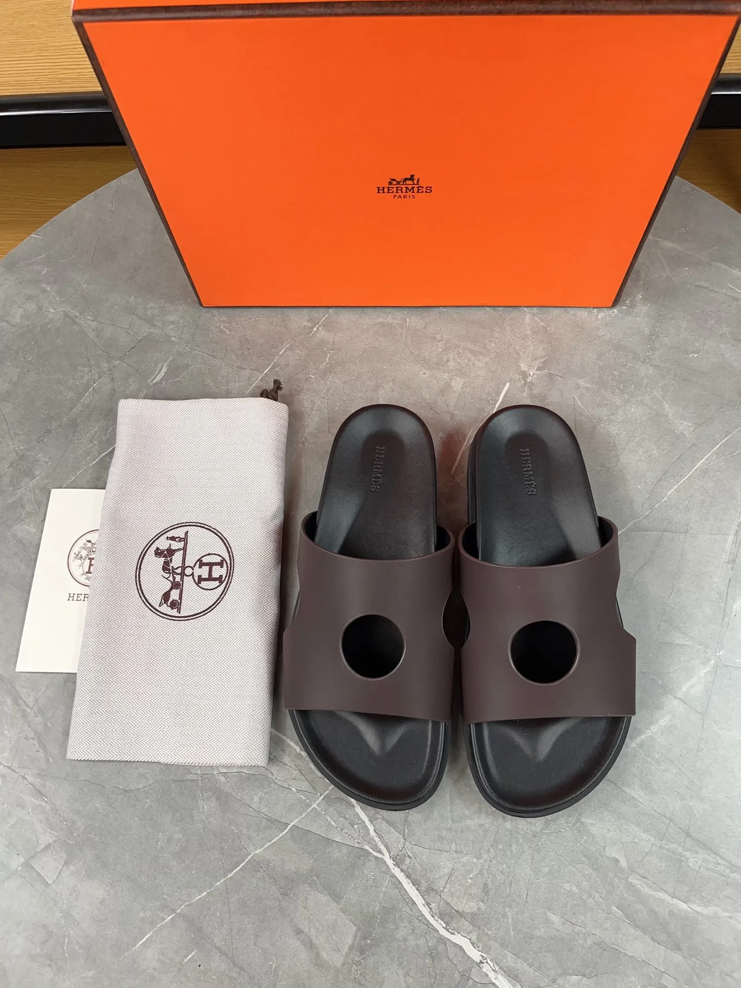 p400🐮🐮H family classic (couple style) Hermes Hermes spring and summer sandals series! Classic style, always popular slippers - sandals, great with any combination! ! ! Upper: imported PU inner lining: imported mixed sheepskin Outsole: Tpu non-slip and wear-resistant outsole Female size: 35-40 (customized at 41) Male size: 39-45 (customized at 39.45)
